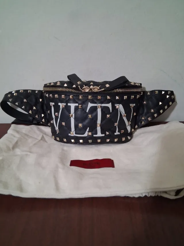 Riñonera Valentino Garavani Negra y Dorada