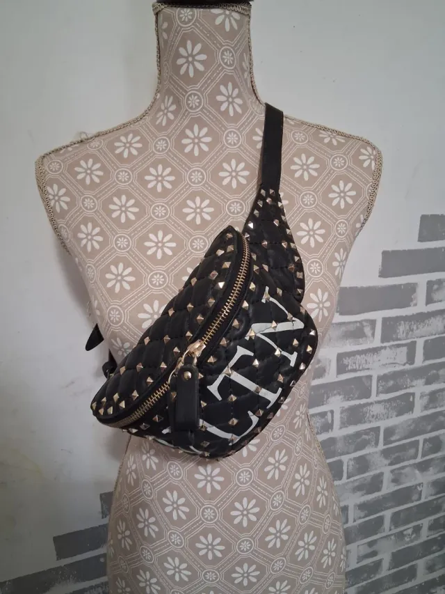 Riñonera Valentino Garavani Negra y Dorada