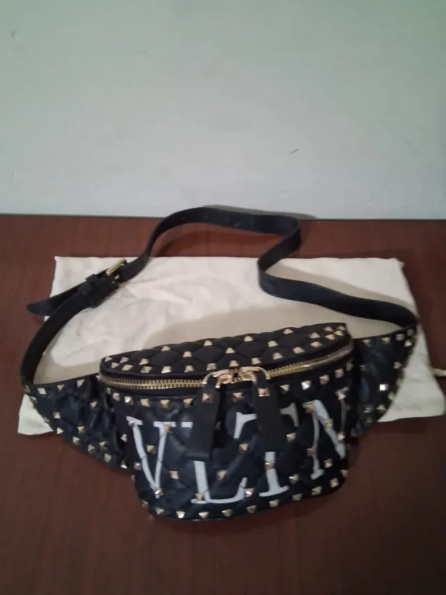 Riñonera Valentino Garavani Negra y Dorada