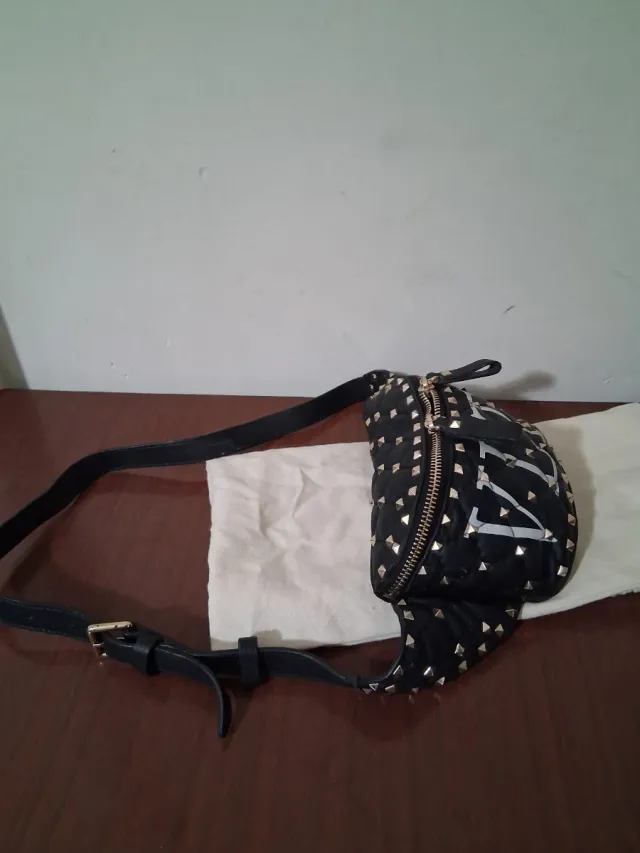 Riñonera Valentino Garavani Negra y Dorada