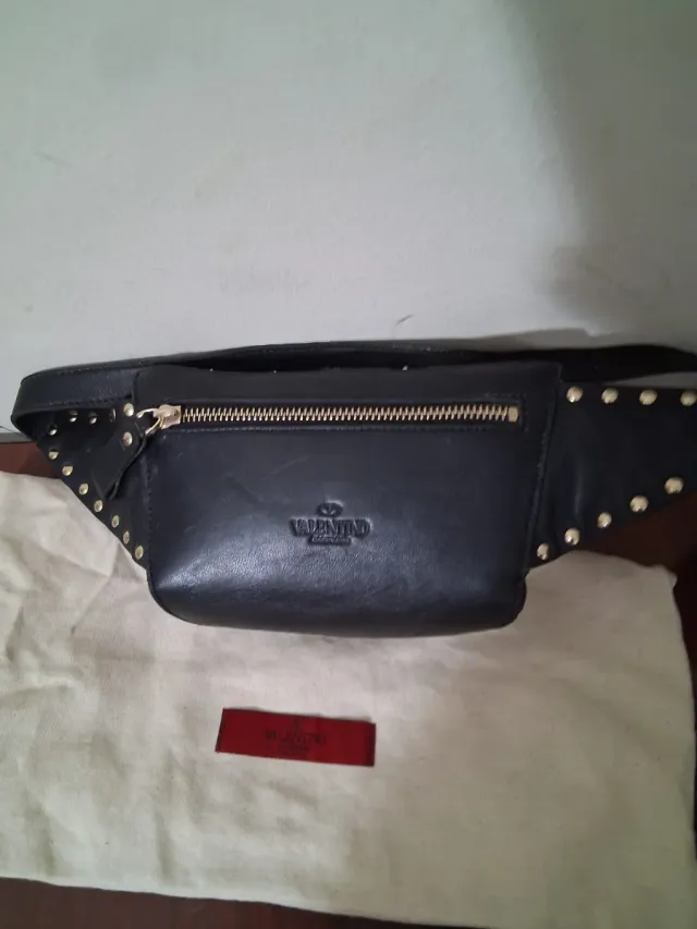 Riñonera Valentino Garavani Negra y Dorada