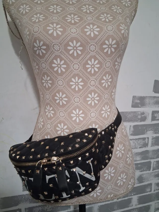 Riñonera Valentino Garavani Negra y Dorada