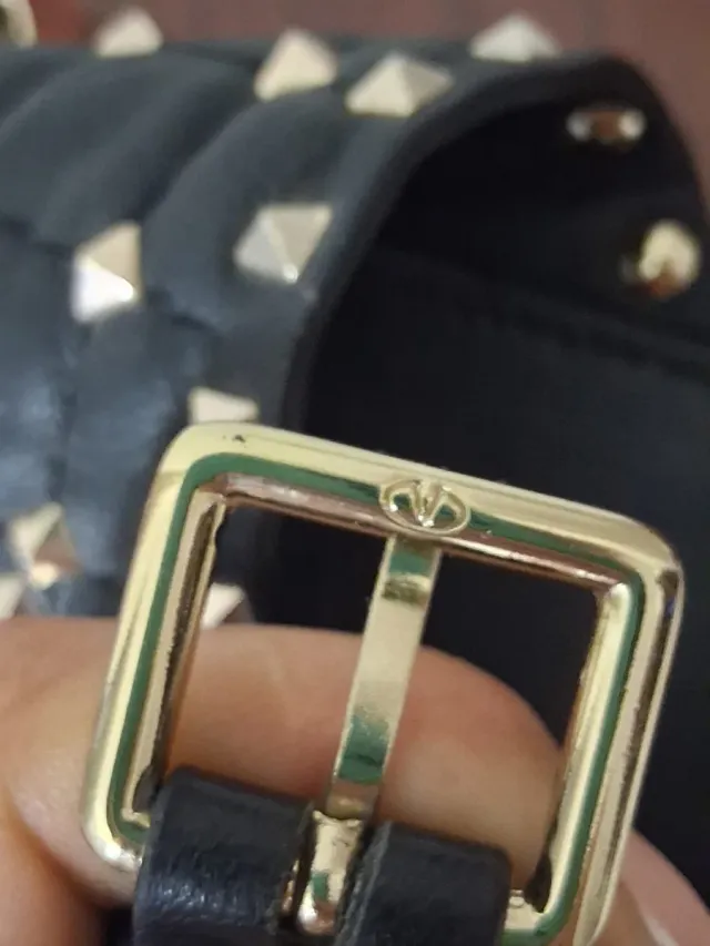 Riñonera Valentino Garavani Negra y Dorada