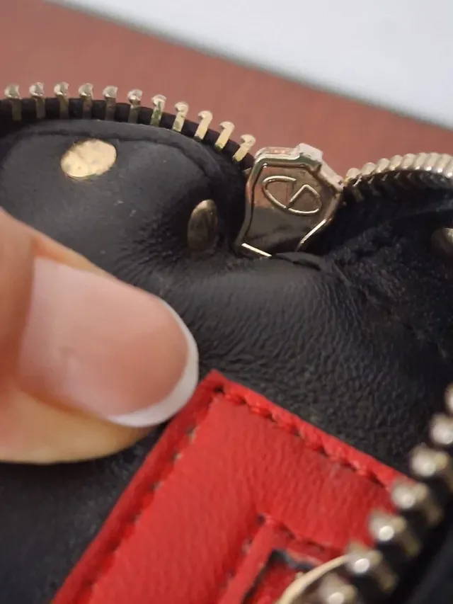 Riñonera Valentino Garavani Negra y Dorada