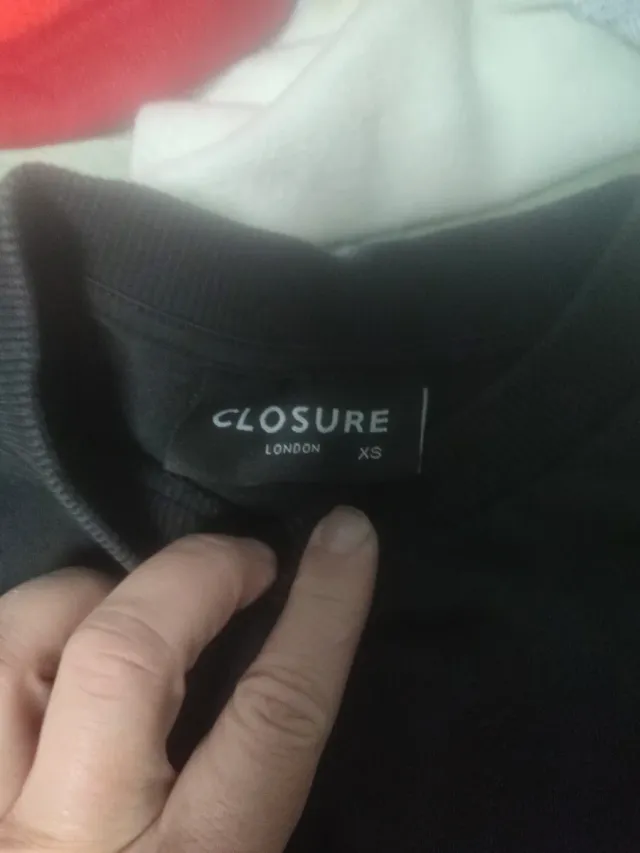 Sudadera negra con logo