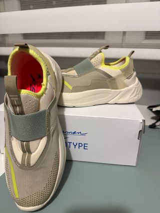 Playeras Zara niño beige/gris