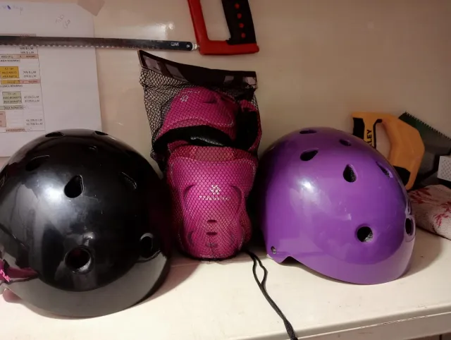Casco y protecciones patinaje infantil