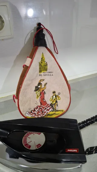 Plancha Philips antigua + Bota de vino