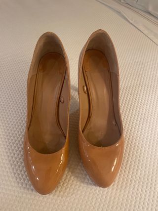 Zapatos de tacón beige tostados con plataforma