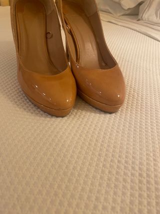 Zapatos de tacón beige tostados con plataforma