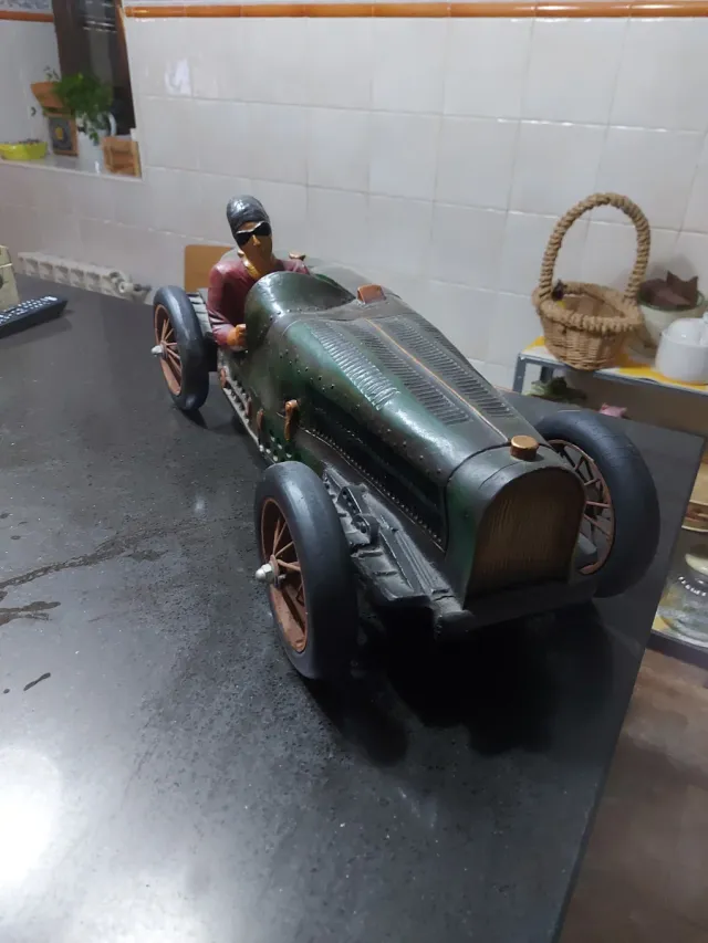 Precioso coche antiguo bugatti de fibra decorativo