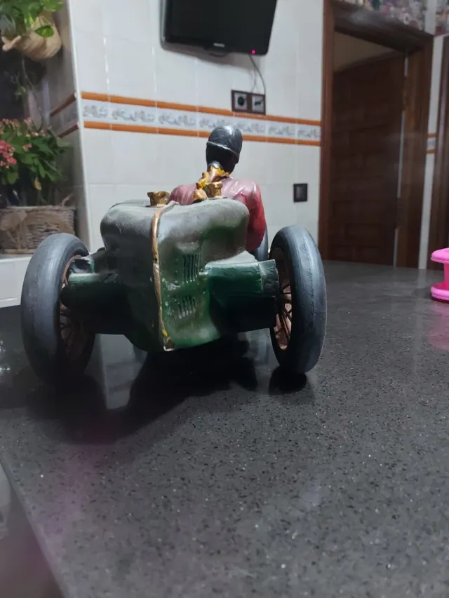 Precioso coche antiguo bugatti de fibra decorativo