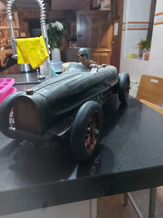 Precioso coche antiguo bugatti de fibra decorativo