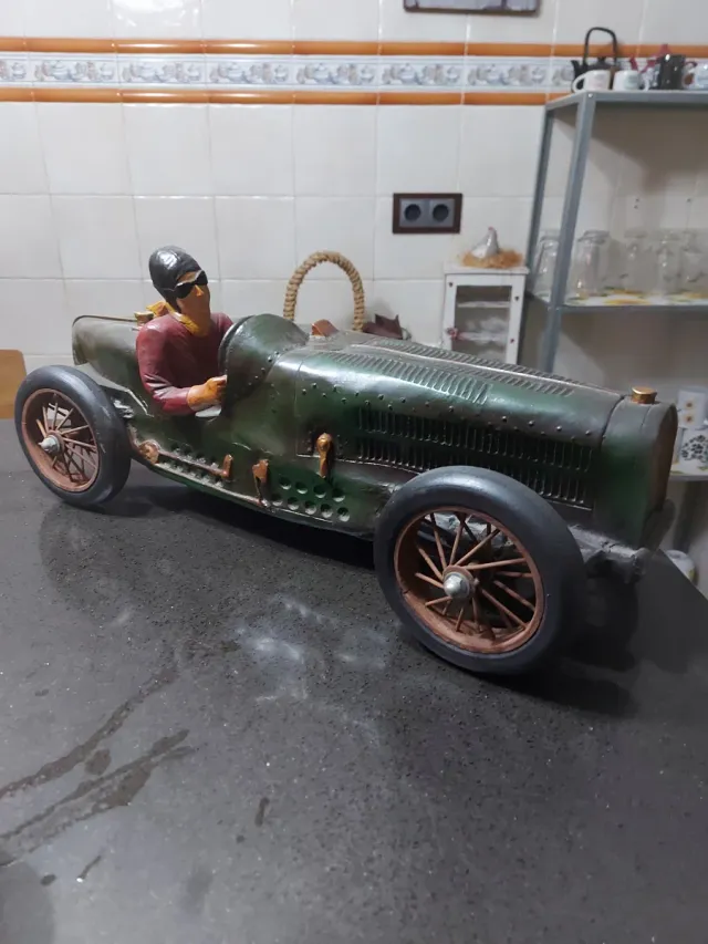 Precioso coche antiguo bugatti de fibra decorativo