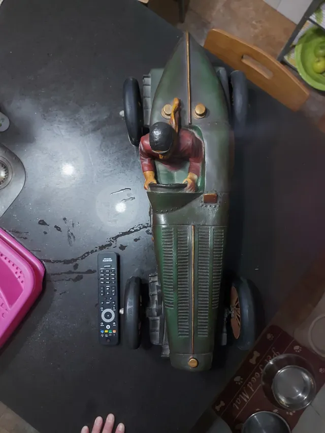 Precioso coche antiguo bugatti de fibra decorativo