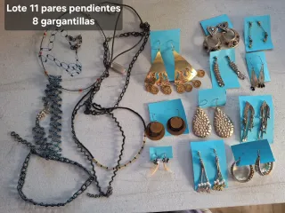 Lote 11 pares pendientes y 8 gargantillas