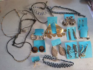 Lote 11 pares pendientes y 8 gargantillas