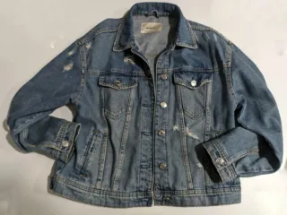 Cazadora vaquera con diseño de calavera