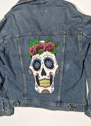 Cazadora vaquera con diseño de calavera