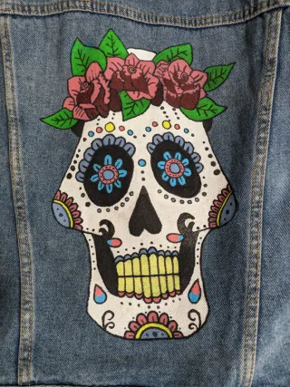 Cazadora vaquera con diseño de calavera