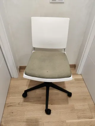 Silla giratoria de oficina blanca y beige