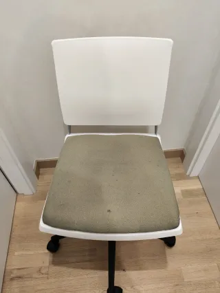 Silla giratoria de oficina blanca y beige