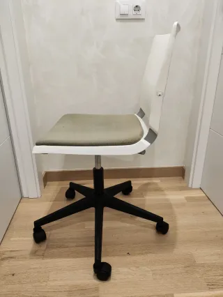 Silla giratoria de oficina blanca y beige