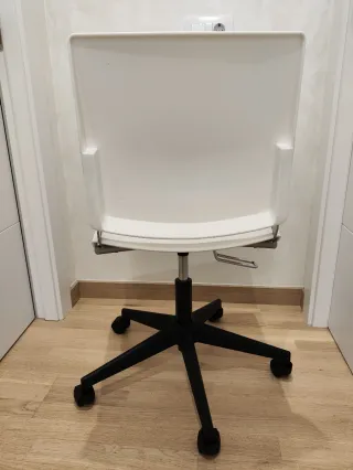 Silla giratoria de oficina blanca y beige