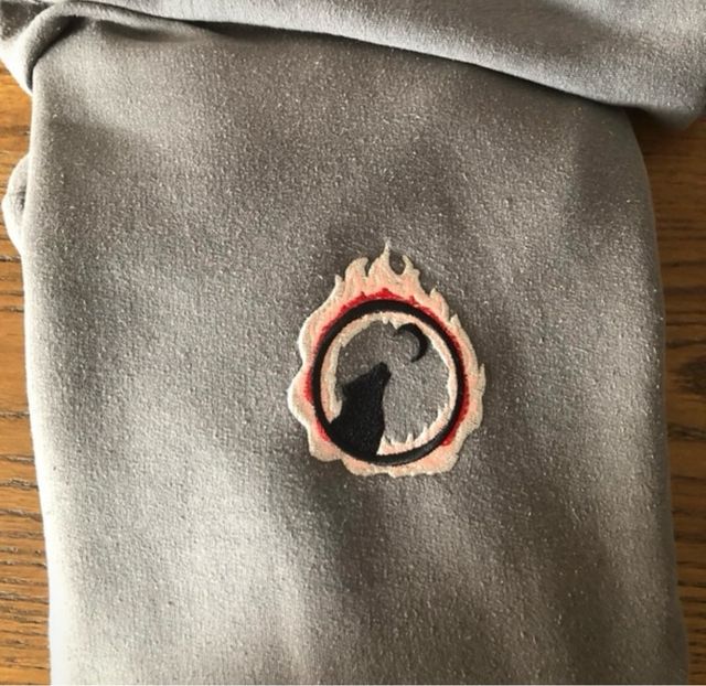 Sudadera Wolfthings con logo de lobo