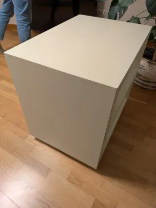 Mesa auxiliar blanca de madera