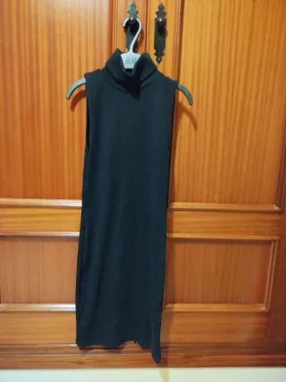 Vestido negro cuello alto sin mangas