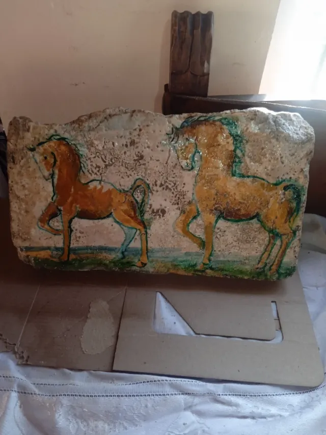 Azulejo antiguo decorado con ciervos