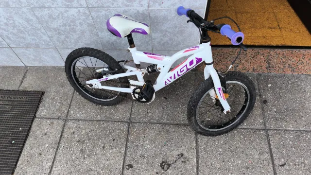 Bicicleta niña Avigo blanca y morada