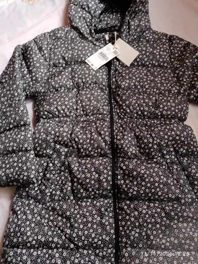 Chaqueta floral acolchada con capucha