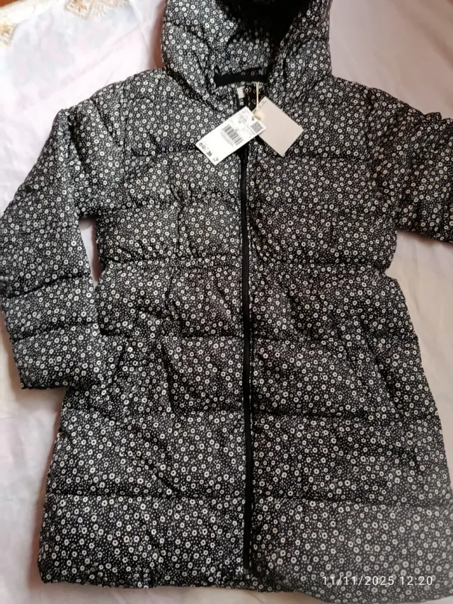 Chaqueta floral acolchada con capucha