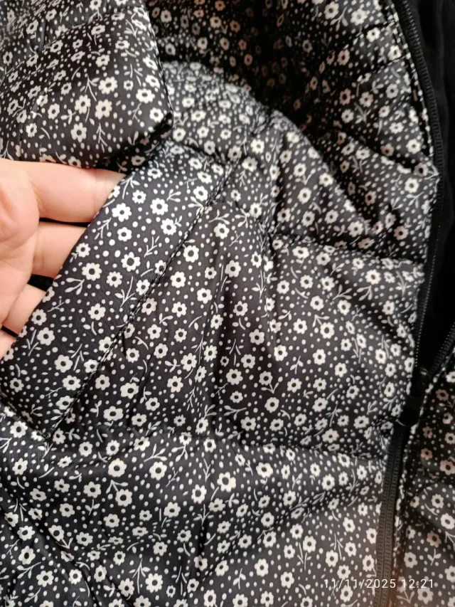 Chaqueta floral acolchada con capucha