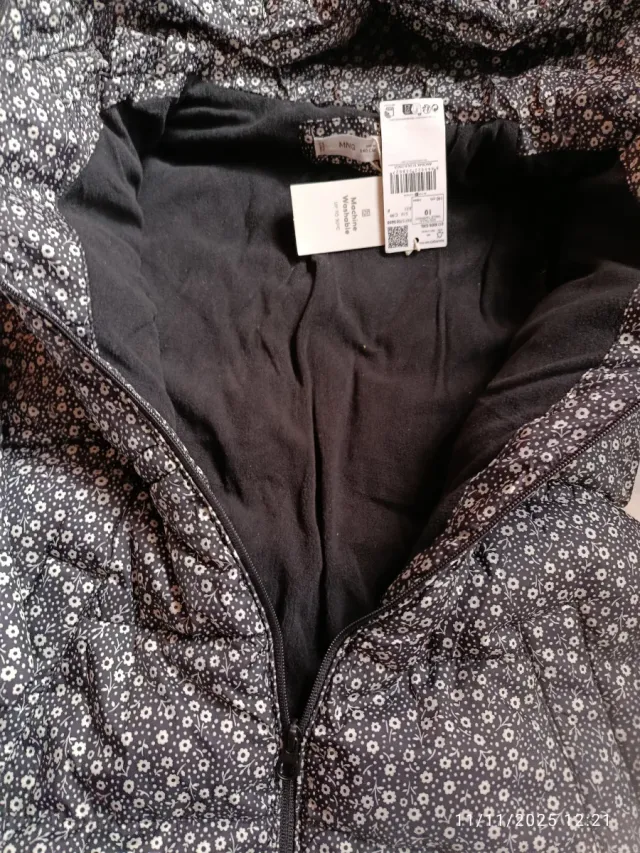 Chaqueta floral acolchada con capucha