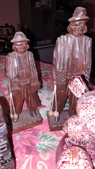 Statuette in legno artigianali