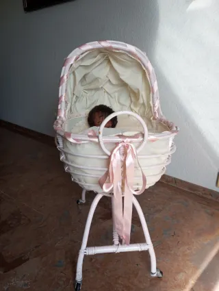 Moisés para muñecas de mimbre