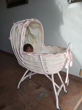 Moisés para muñecas de mimbre