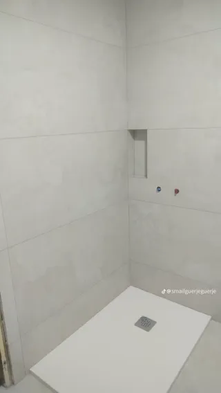 Plato de ducha y nicho pared