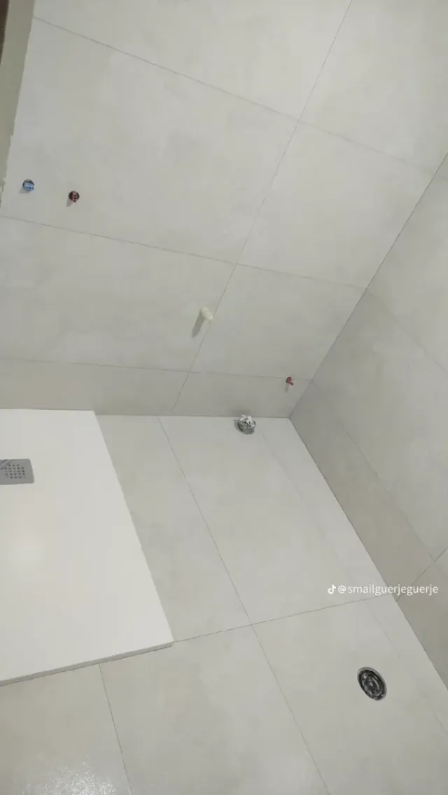 Plato de ducha y nicho pared