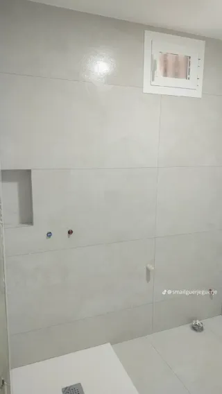 Plato de ducha y nicho pared