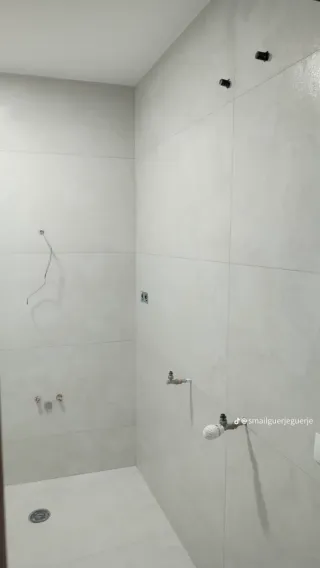 Plato de ducha y nicho pared