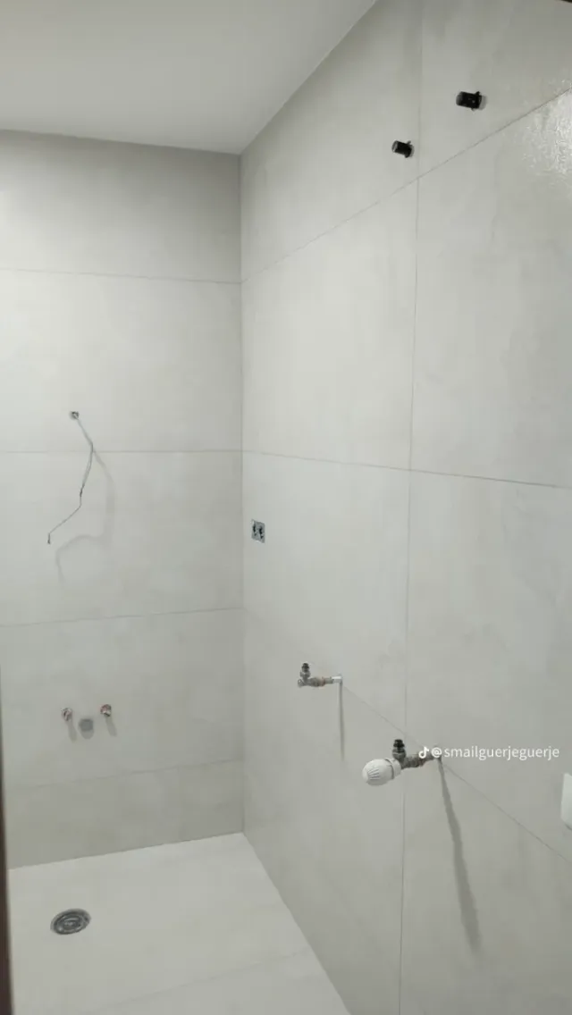 Plato de ducha y nicho pared