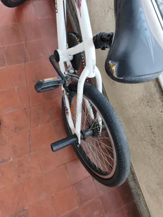 Bicicleta BMX blanca marca decathlon