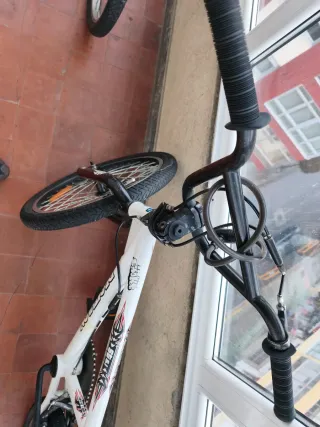 Bicicleta BMX blanca marca decathlon