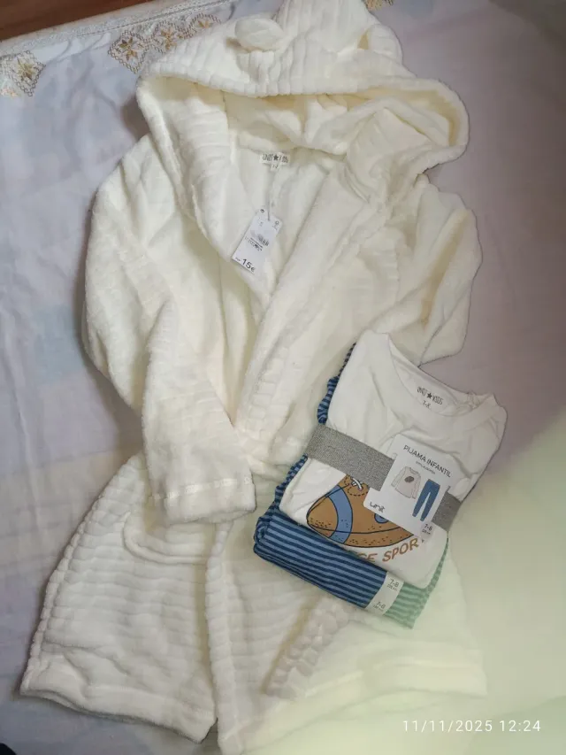 Bata y Pijama Infantil Unit