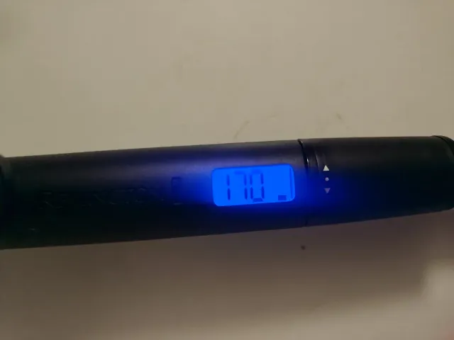 Rizador de pelo gris y negro