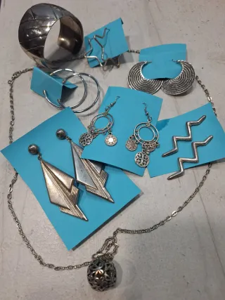 Lote 6 pares pendientes, 1 colgante, 1 brazalete